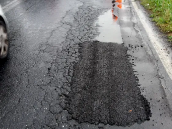 Groapă în asfalt cu apă, reparată cu KaltAsphalt Plus