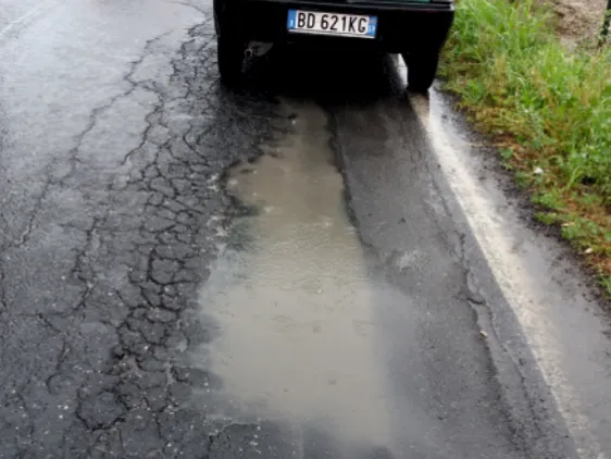 Groapă în asfalt, acoperită cu apă