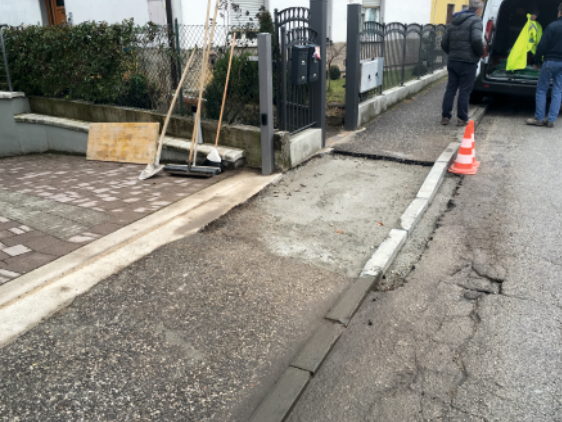 Trotuar cu o bucată de asfalt lipsă