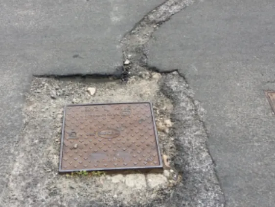 Trotuar cu o bucată de asfalt lipsă