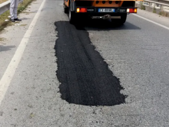 Groapă în asfalt cu apă, reparată cu KaltAsphalt Plus