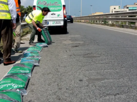 Groapă în asfalt, acoperită cu apă